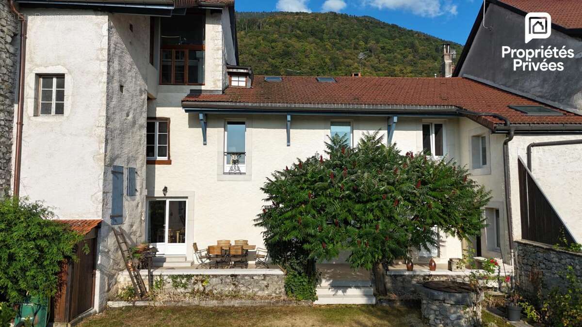 Maison à COLLONGES