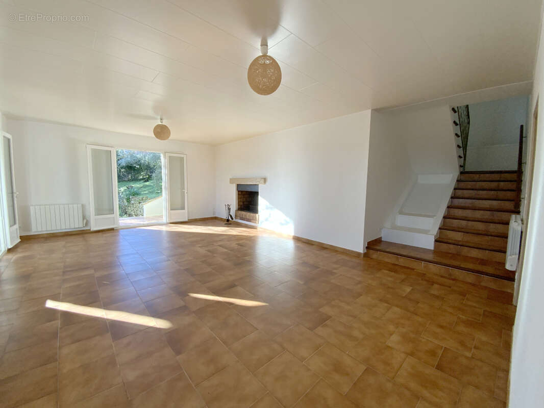 Charmante villa avec vue et terrain arboré. - photo 6