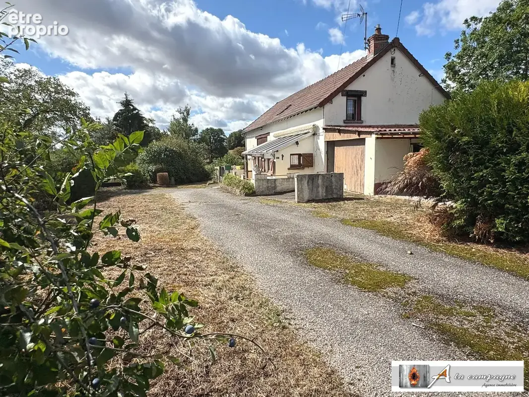 Maison à SAINT-JULIEN-LA-GENETE