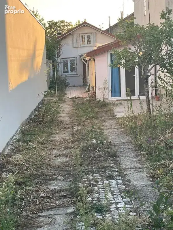 Maison à rénover en fond de parcelle de 240m² de terrain. Idéalement située à moins de 10 minutes à pied de la gare, cette maiso - photo 4