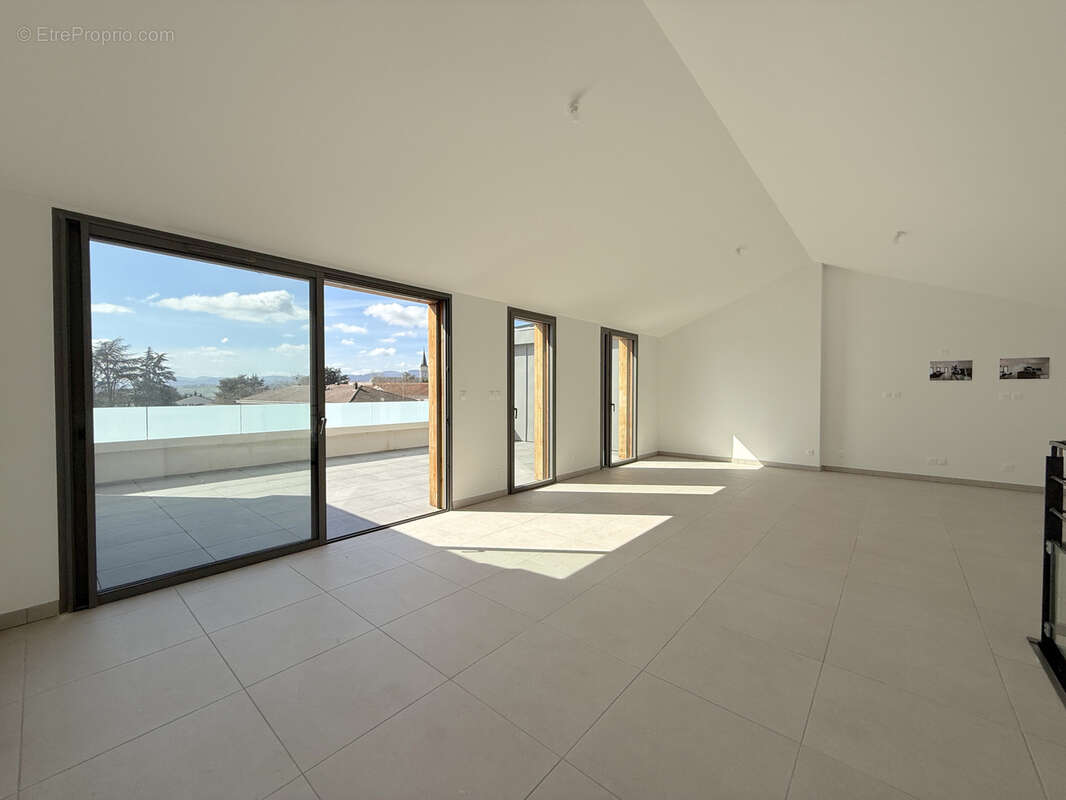 Appartement à LA TOUR-DE-SALVAGNY