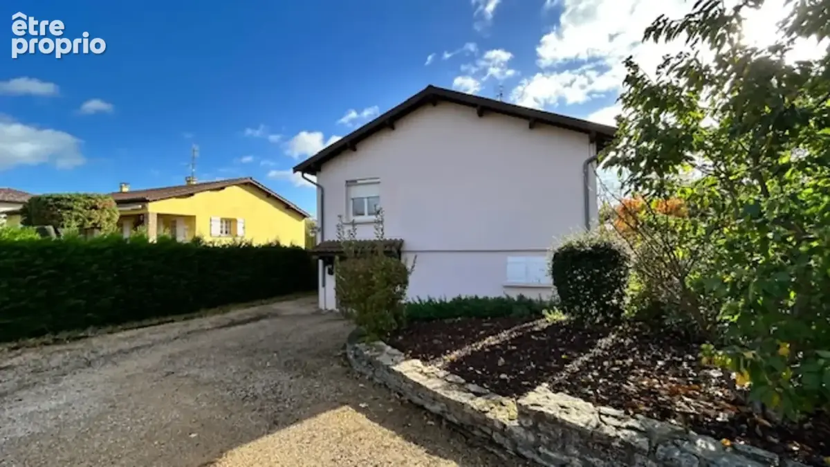 Maison familiale spacieuse avec terrasses et grand garage, à Sancé - photo 3