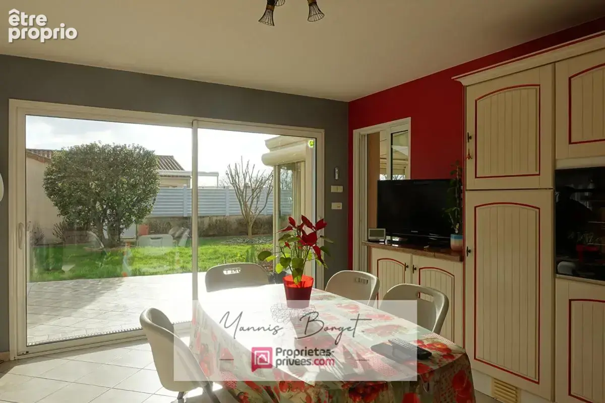 Maison plain-pied - 155 m² - Jardin - Garages et dépendances - photo 14