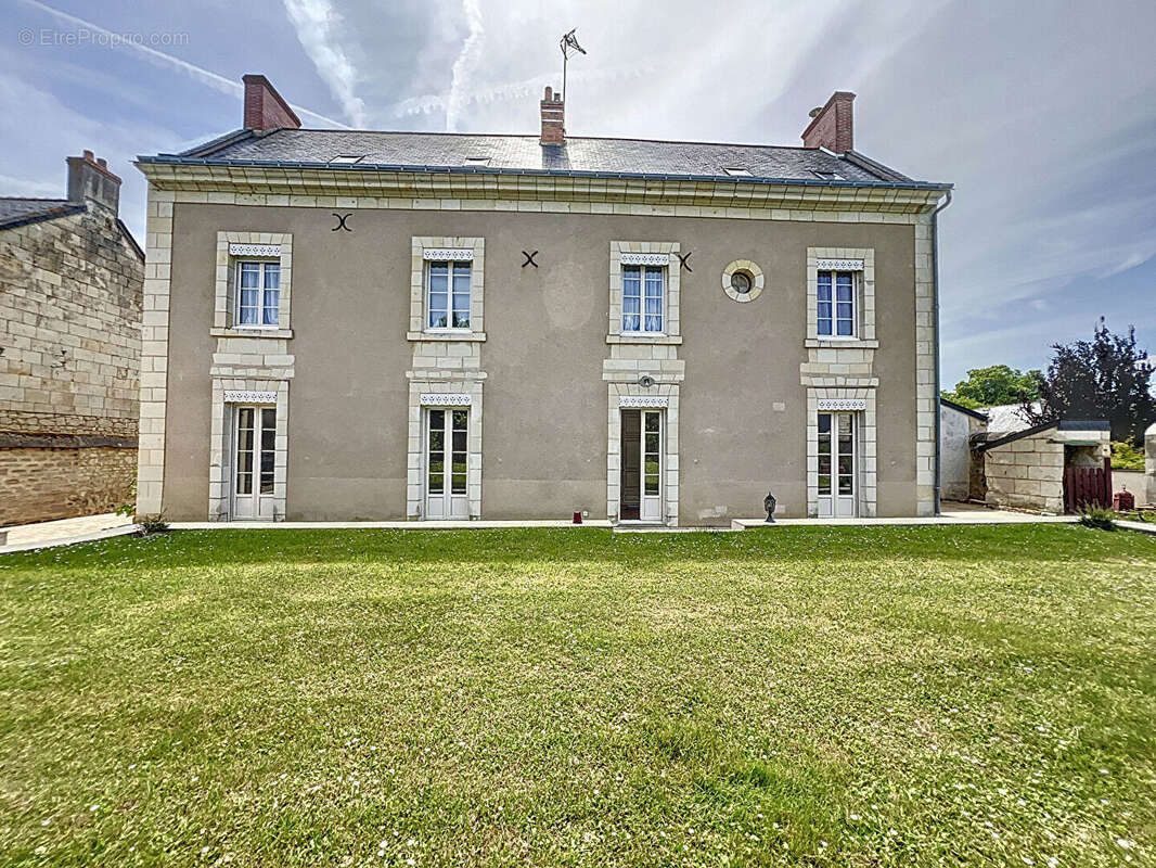 Maison à AMBILLOU-CHATEAU