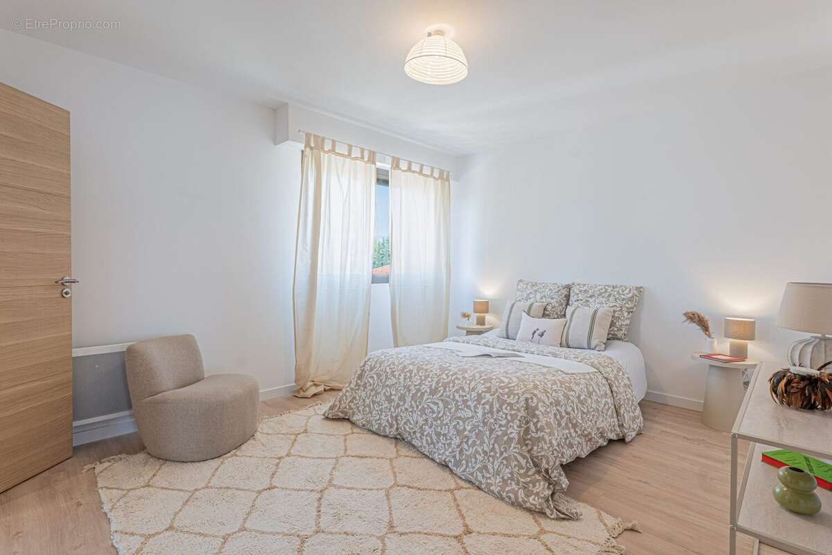 Appartement à SAINT-LAURENT-DU-VAR