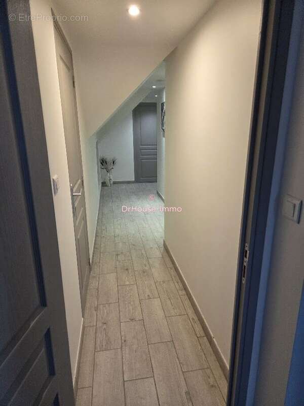 Maison à CREUZIER-LE-VIEUX