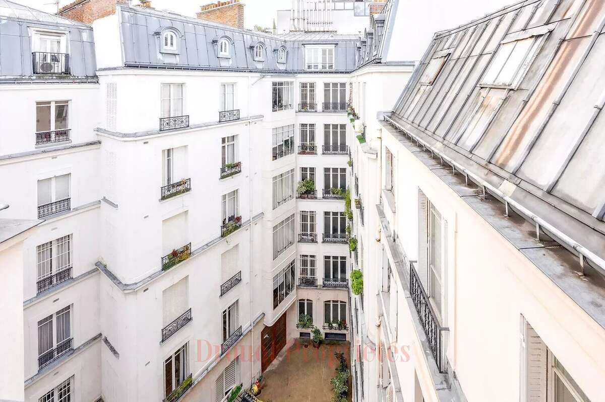Appartement à PARIS-16E