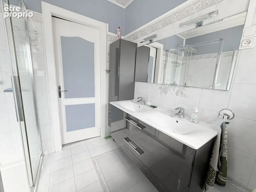 Maison individuelle -- Beaux volumes, véranda et terrain de 12 ares - photo 8