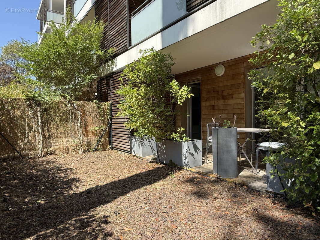Aux portes de Saint-Cyr-au-Mont-d'Or   T3 de 67 m2 en rez-de-jardin avec terrasse, garage - résidence sécurisé - photo 4