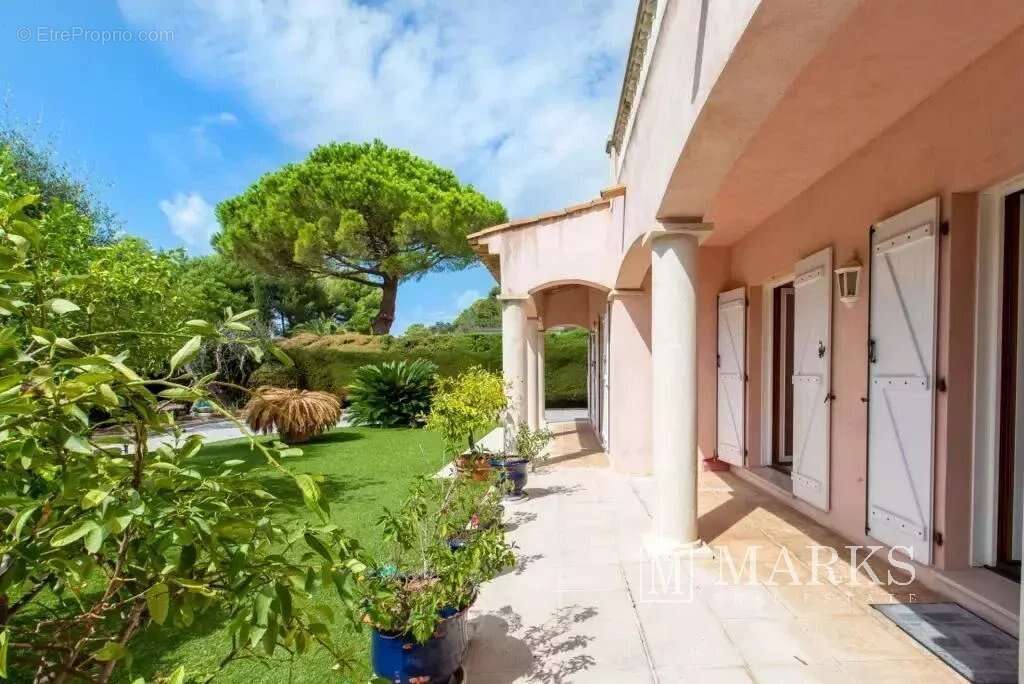 Villa de style néo provençal avec terrain plat et piscine - photo 6