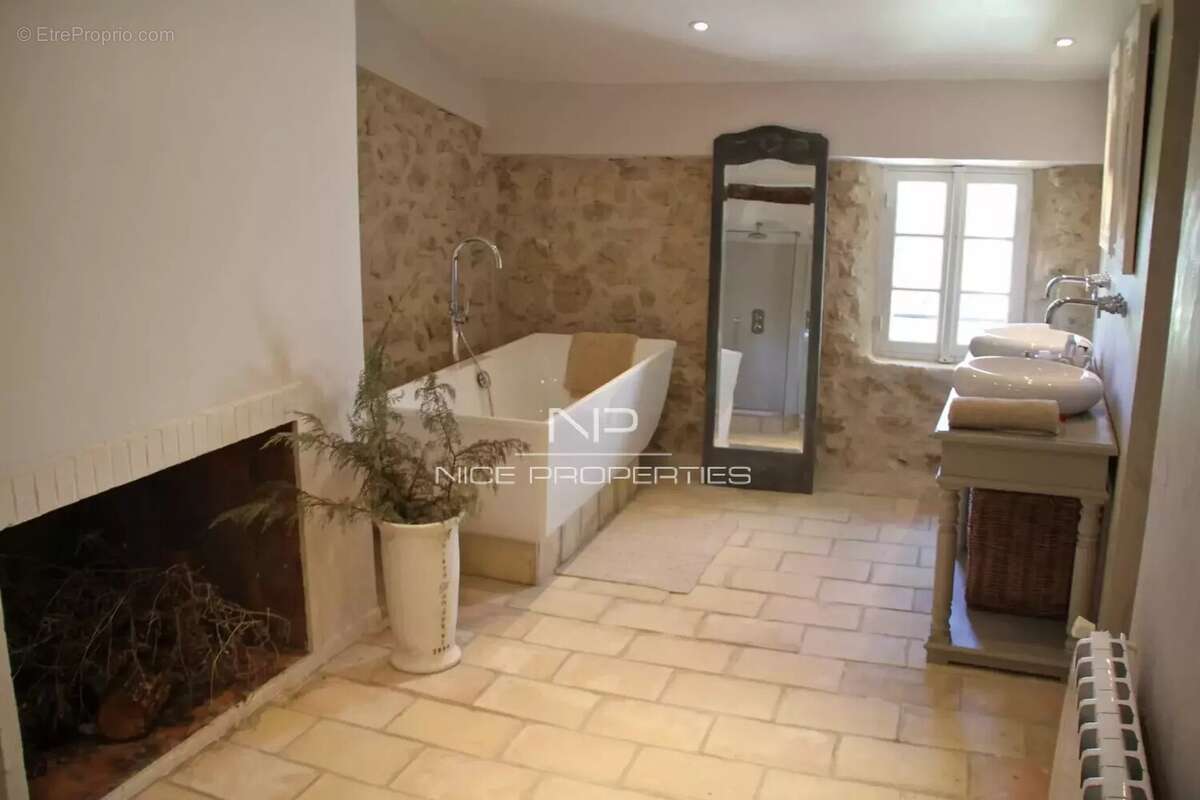 Maison à VALBONNE