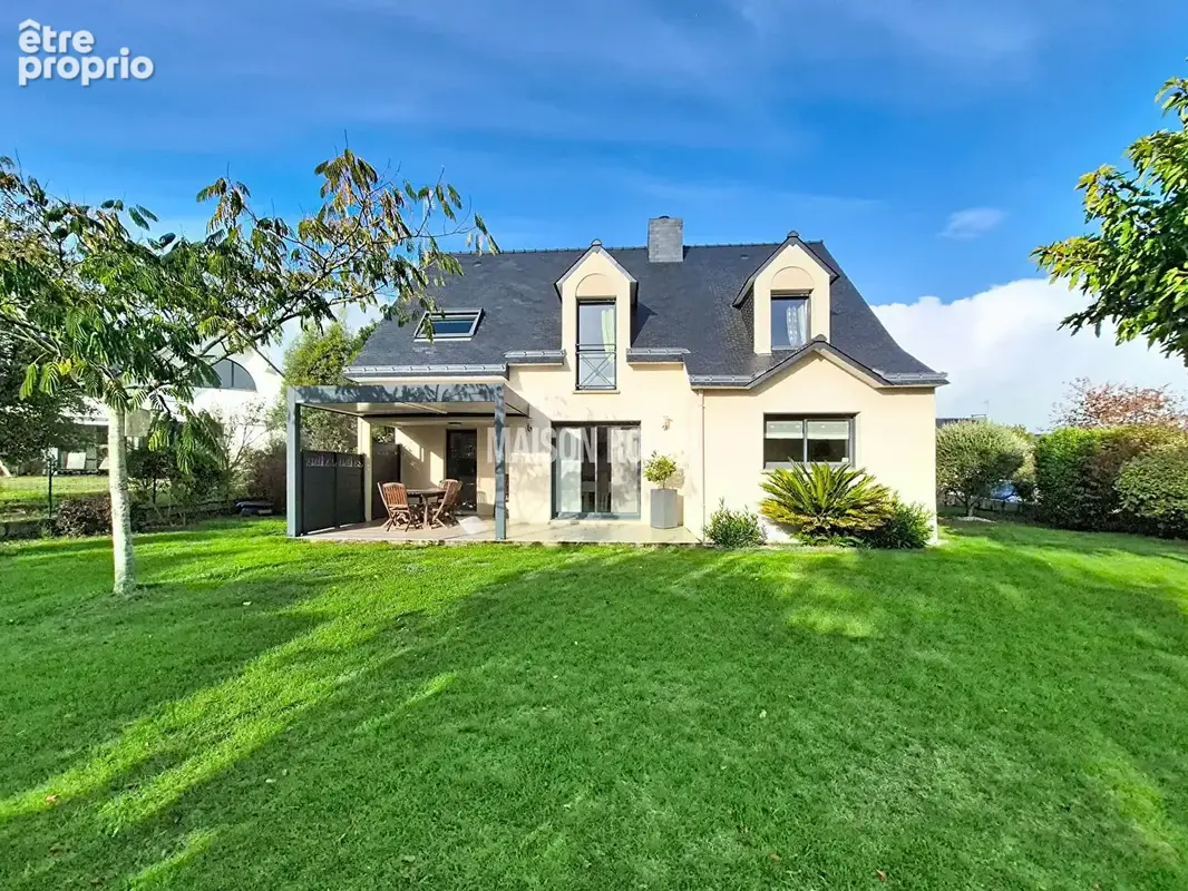 Maison familiale de 144 m² sur un terrain paysagé de 677 m² - photo 1