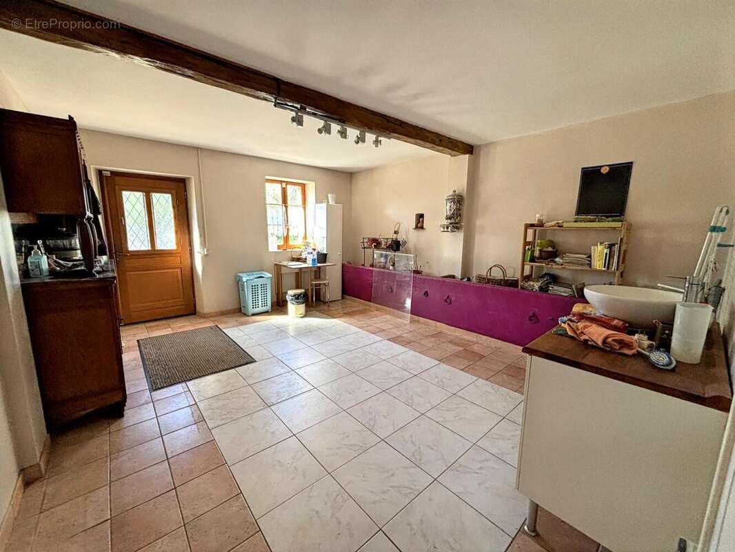 Maison 230 m² à Villeneuve-Les-Genets  - photo 9