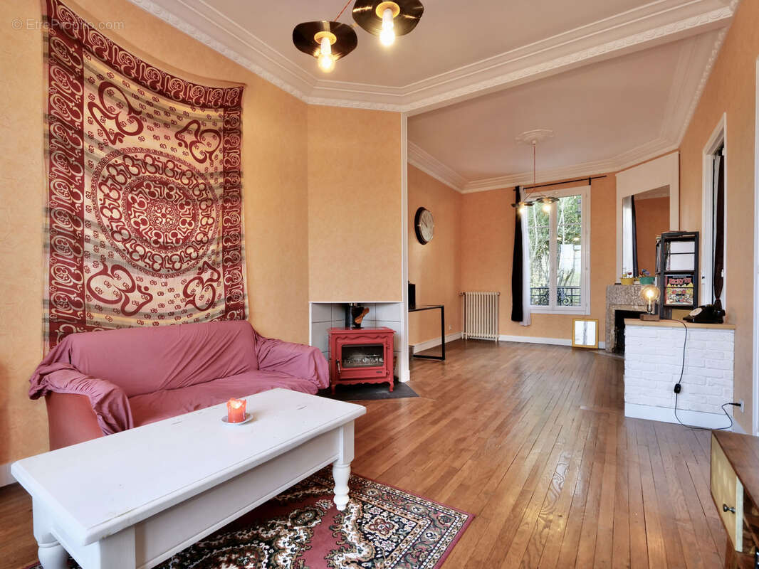 Maison à VAUX-LE-PENIL