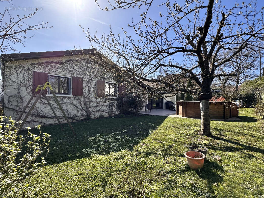 Maison à SAINT-GENIS-LES-OLLIERES