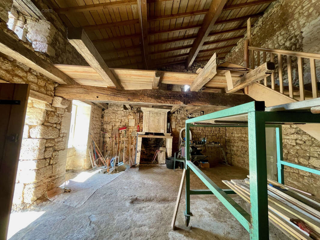 Bâtiment (ancienne maison) en cours de rénovation avec dépendances et parcelle attenante - photo 14