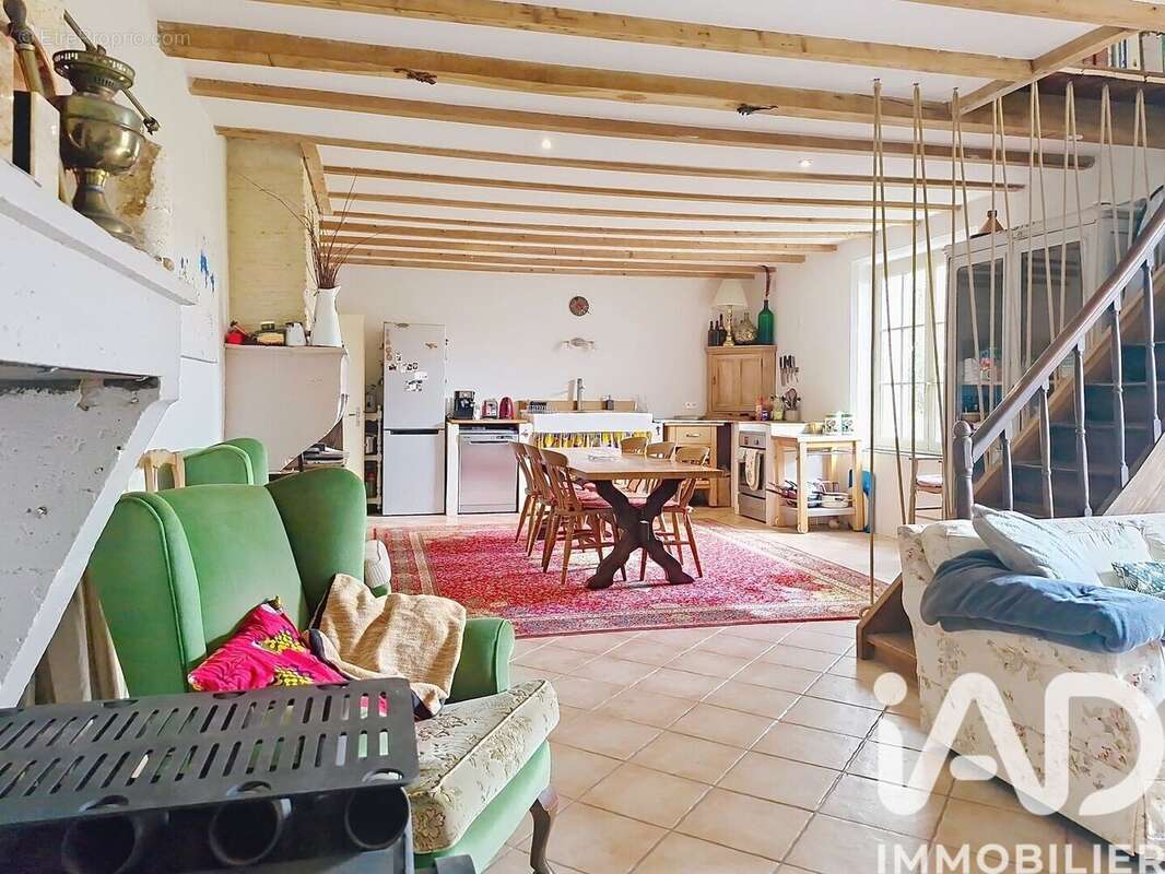 Maison 250 m² à Sainte-Radegonde  - photo 3