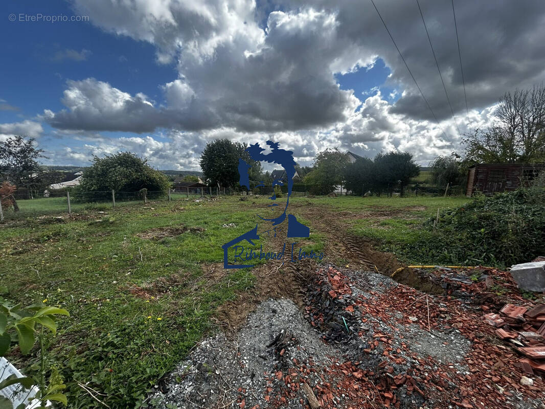 Terrain à CHALANDRY-ELAIRE