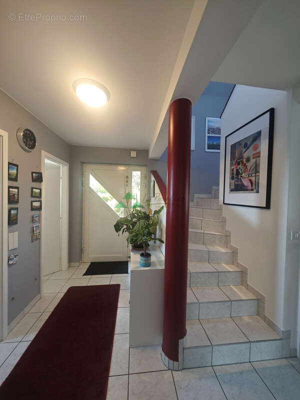 Le charme d'une maison familiale avec piscine dans un secteur privilégié - photo 2