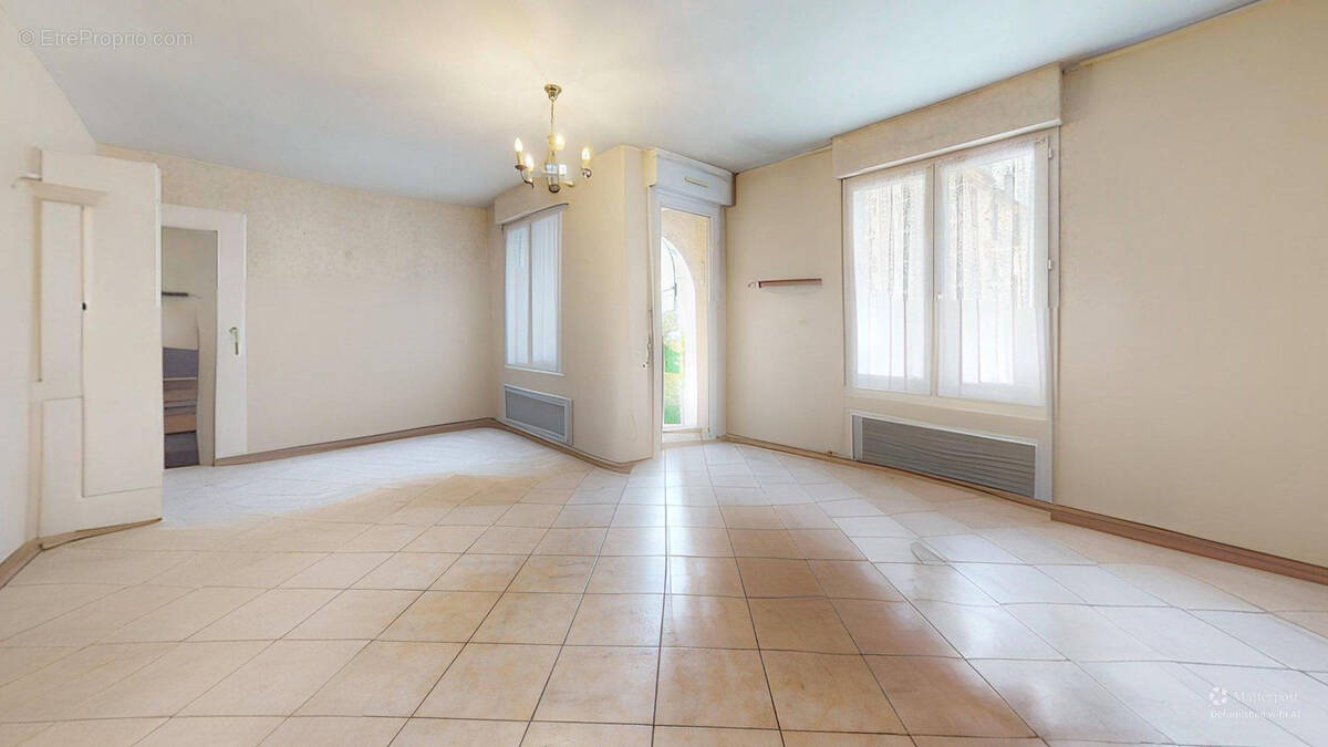 Appartement à VAUJOURS