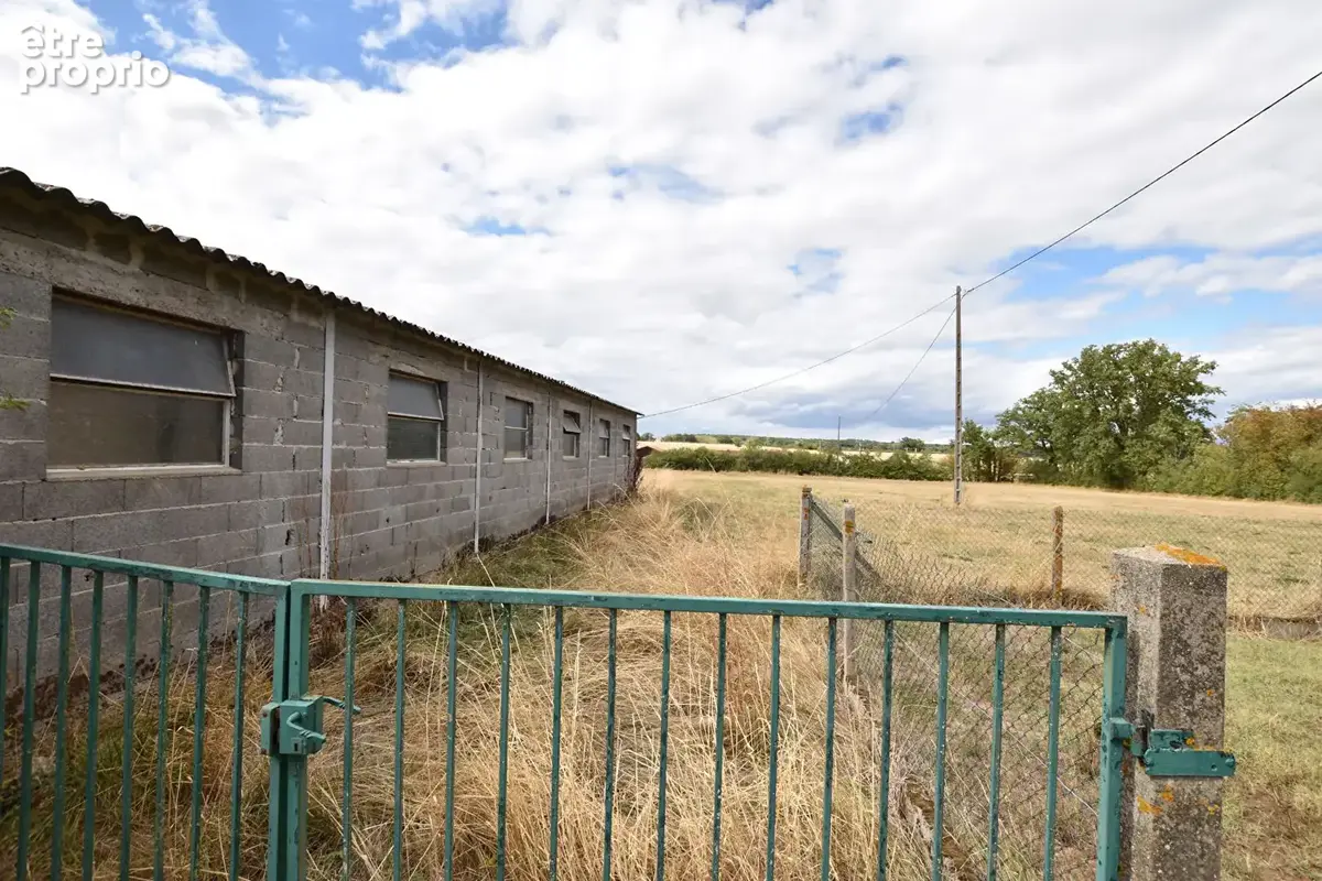 Maison avec dépendances, piscine et 2 hectares de terrain. - photo 16