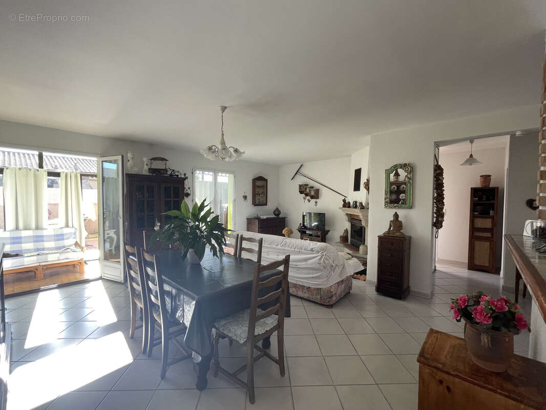 Maison à SAINT-LAURENT-DE-LA-SALANQUE