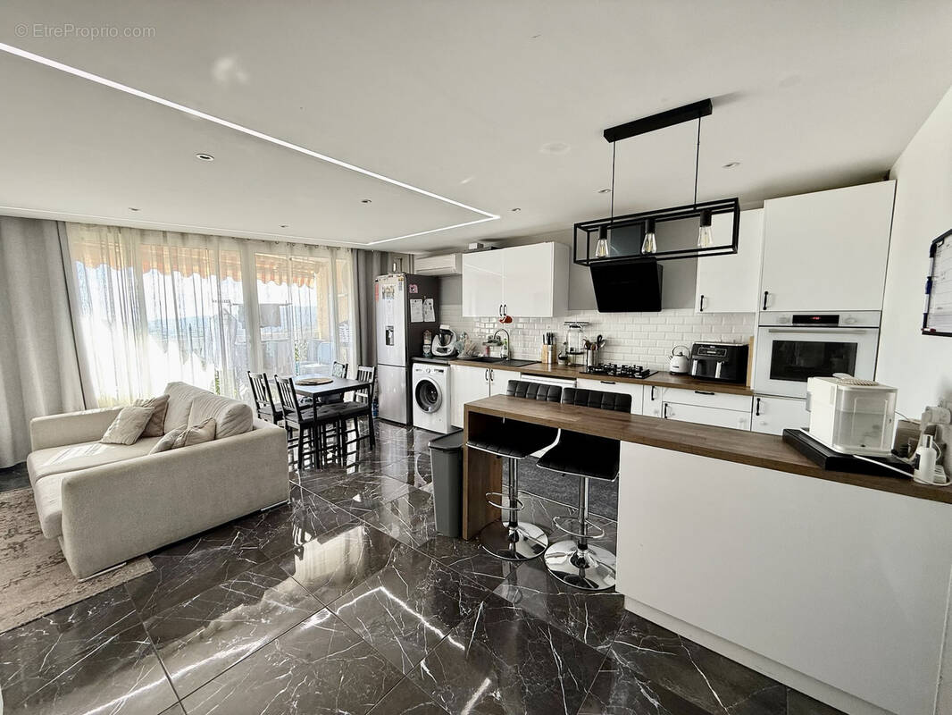 Appartement à CARROS