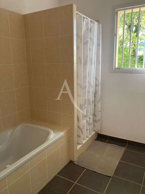 Maison à SAINT-CLEMENT-DE-LA-PLACE