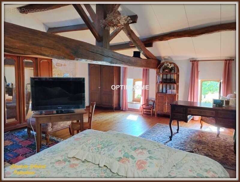 Maison à MONTMOREAU-SAINT-CYBARD