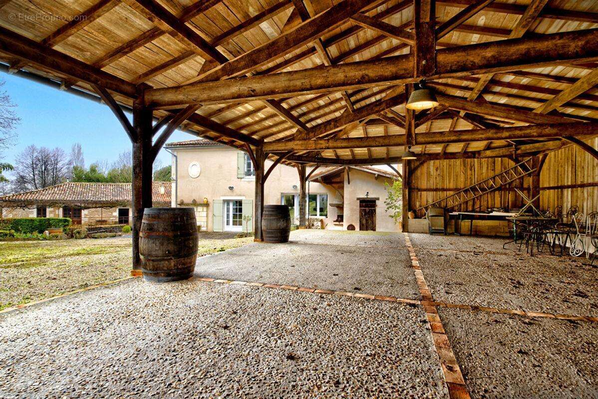 À vendre  Moulin classé du XVI siècle avec chambres d'hôtes et gîte en Charente-Maritime - photo 6