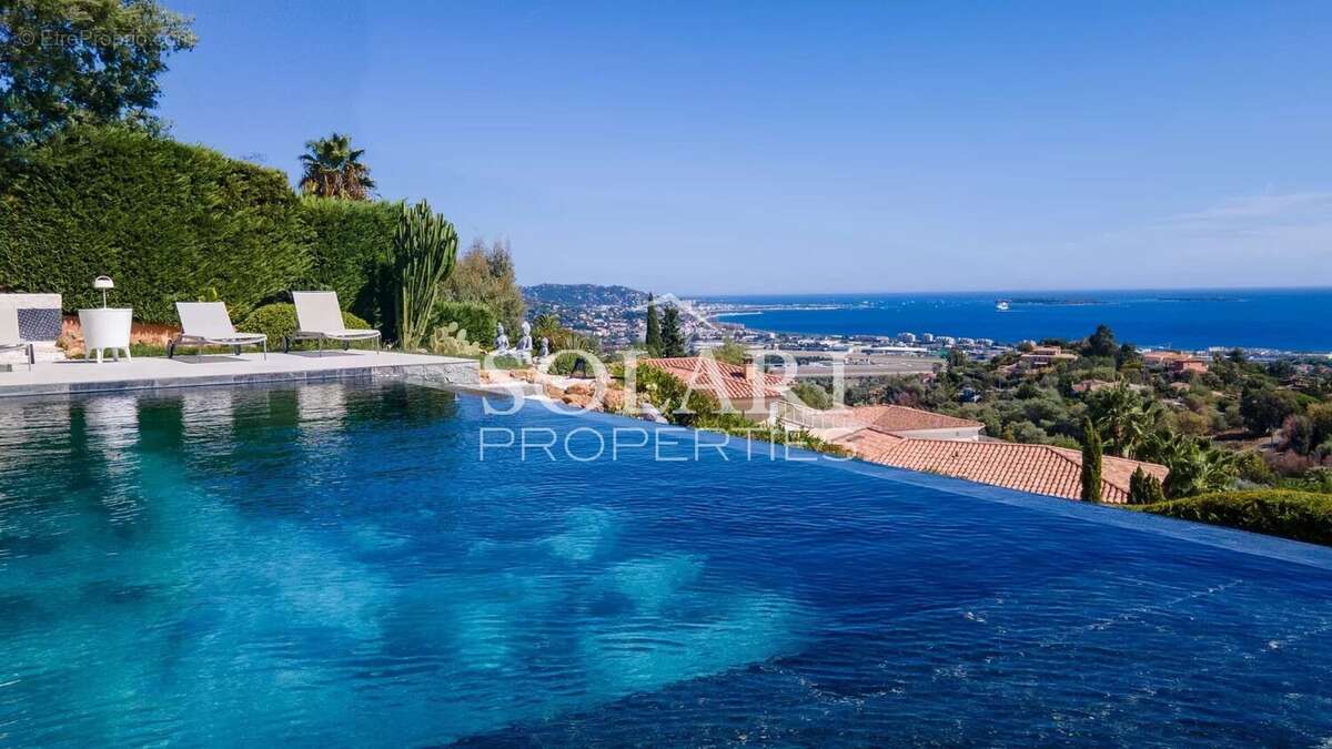Villa avec piscine à débordement et vue panoramique sur la mer - photo 18