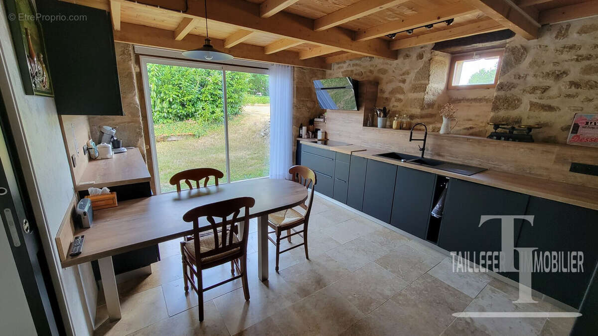 Maison 260 m² à Saint-Saud-Lacoussiere  - photo 8