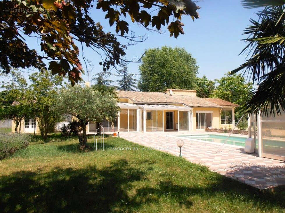 Maison à MONTELIER