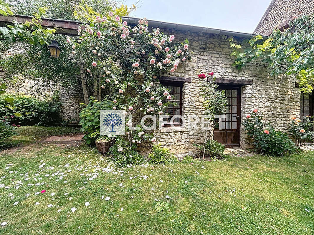 Bâtisse coeur de village avec maison annexe et grange en parfait état - photo 4