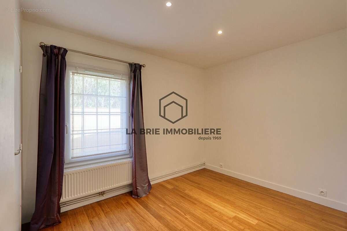 Maison 108 m² à Marolles-En-Brie  - photo 4
