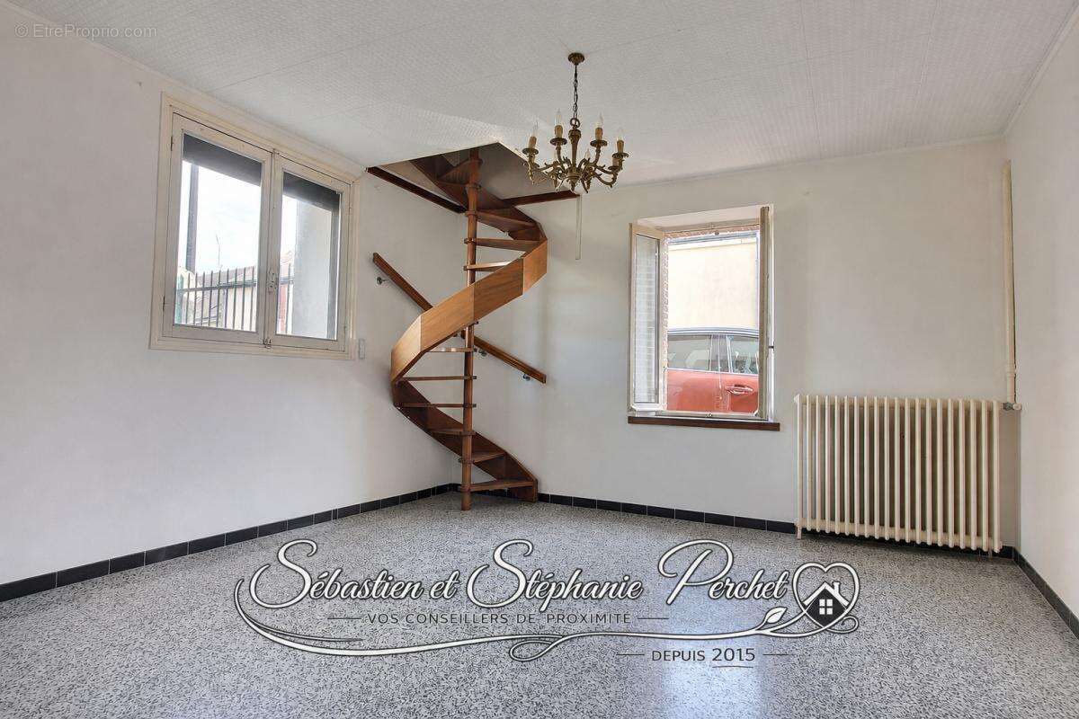 EXCLUSIVITÉ - Maison à rénover 3 chambres avec dépendances sur terrain d'environ 1042 m2 - photo 6