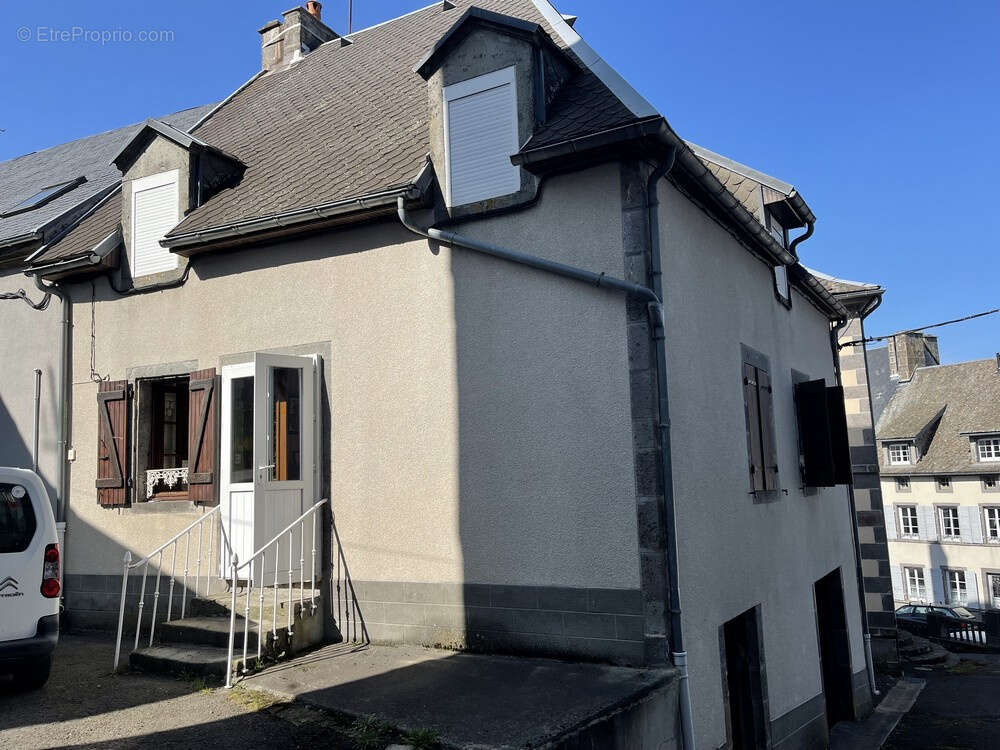 Maison à LA TOUR-D&#039;AUVERGNE