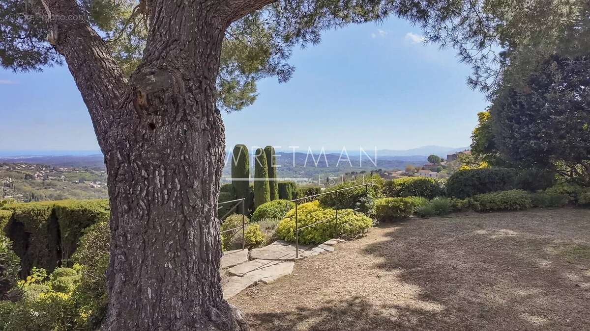 Maison à CHATEAUNEUF-GRASSE