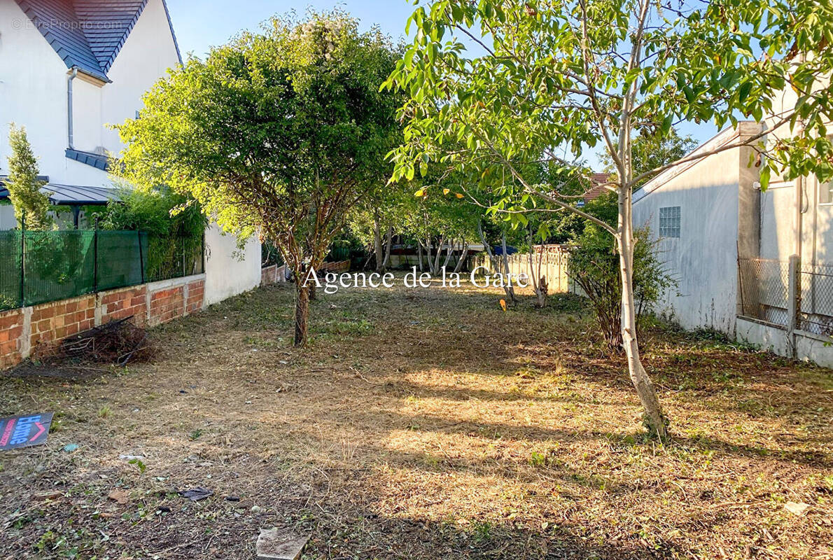 Terrain à SARTROUVILLE