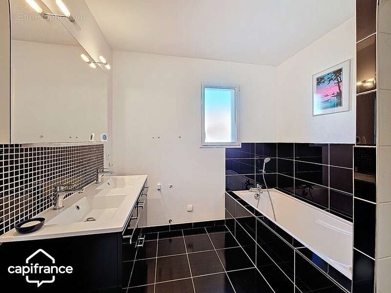 Maison de plain-pied 121 m² – 3 chambres – 3 garages (87m²) – terrain clos 1 454 m² – Boussais (79) proche Airvault - photo 11