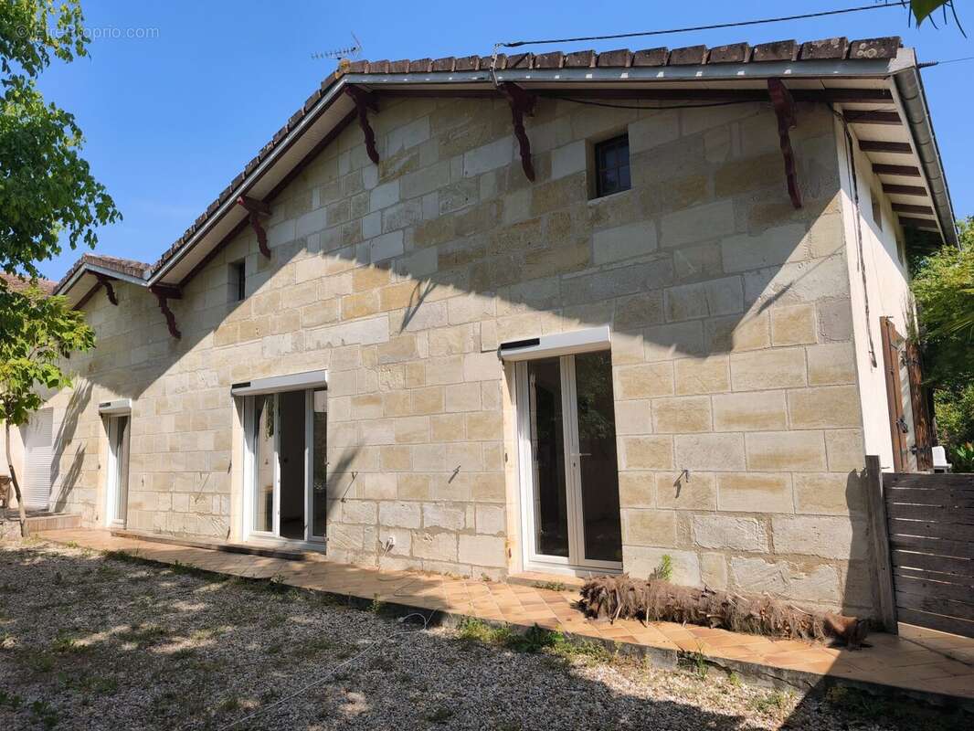 Maison 250 m² à Lussac  - photo 2
