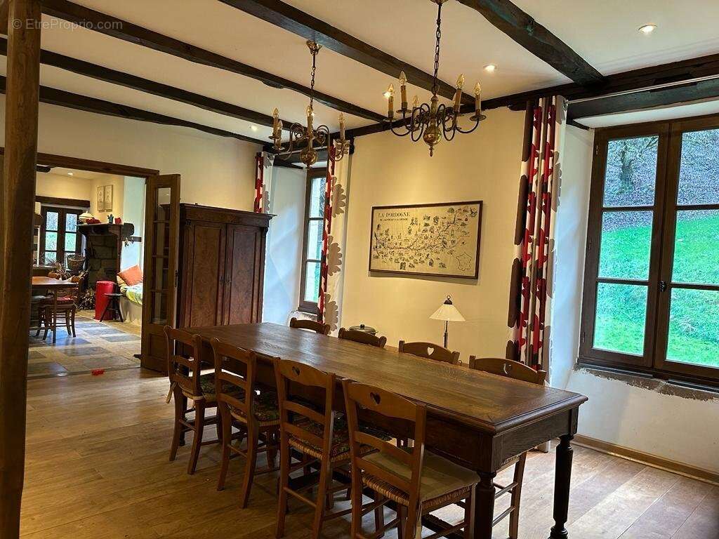 Maison à LA ROCHE-CANILLAC