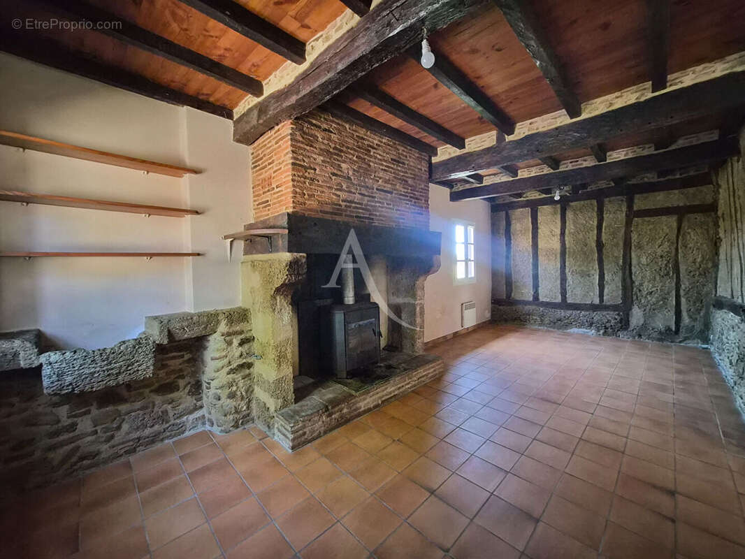 Authentique maison gasconne de plain-pied en pierre et colombages ? Un bien plein de caractère à rénover. - photo 2