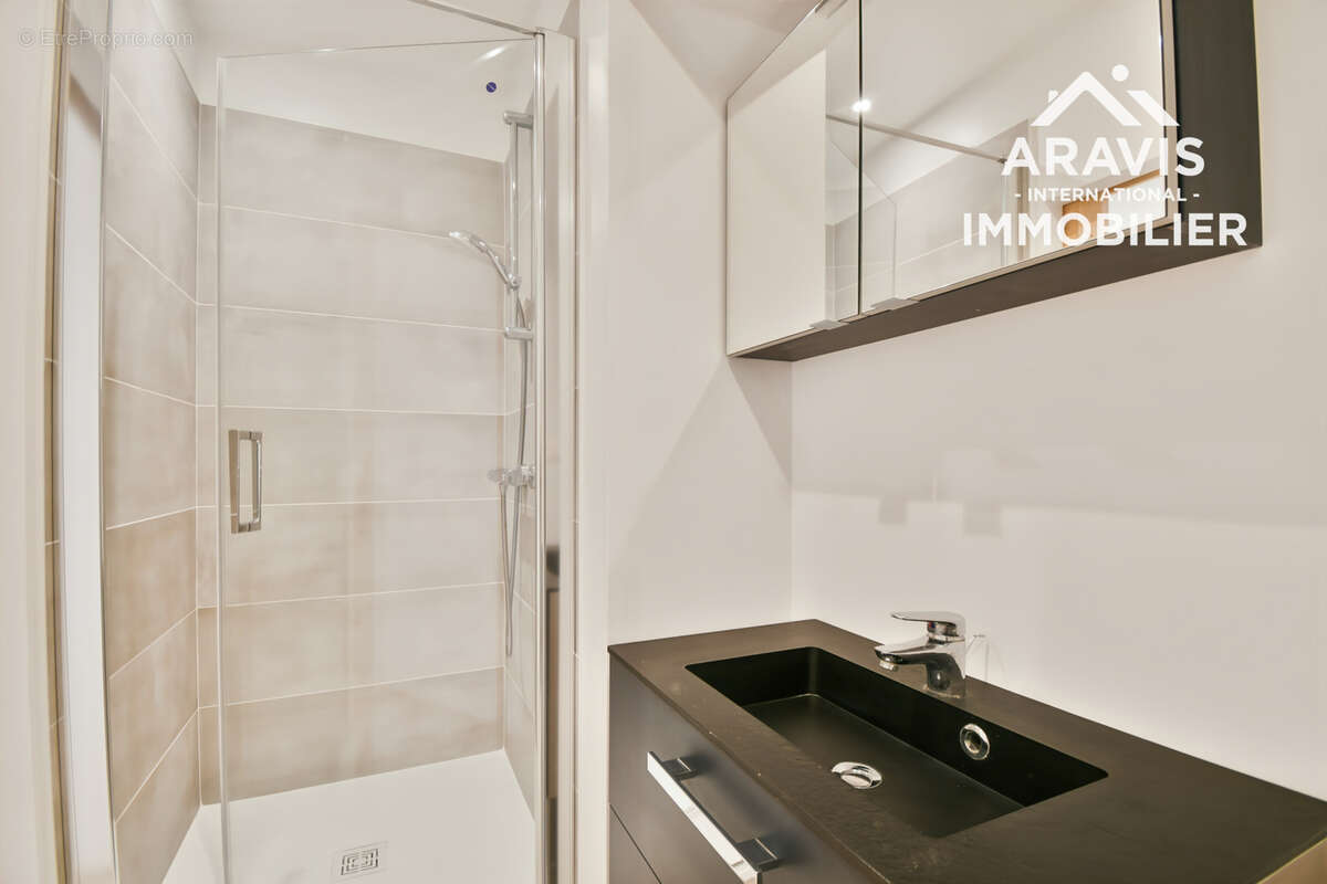 EXCLUSIVITÉ   Appartement entièrement rénové avec terrasse et stationnements - photo 7