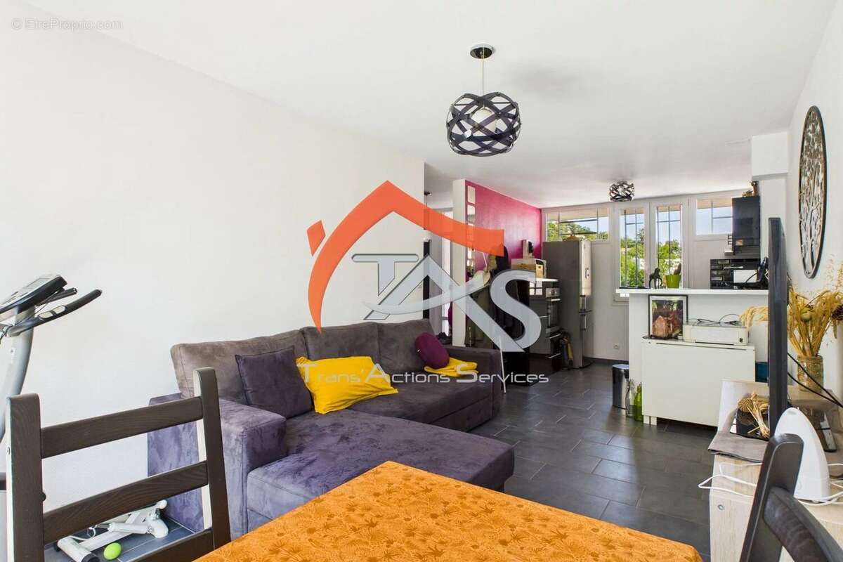 Appartement à SAINT-PRIEST-EN-JAREZ