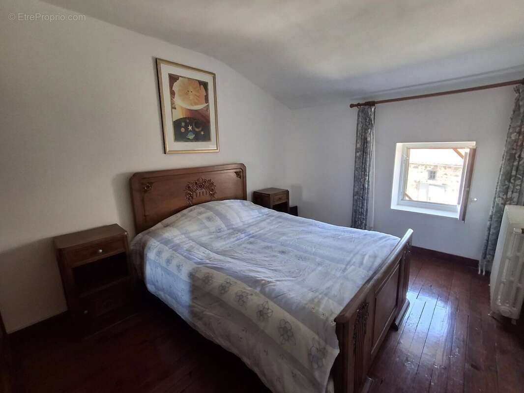 Maison familiale avec de nombreuses dépendances et du terrain - photo 11