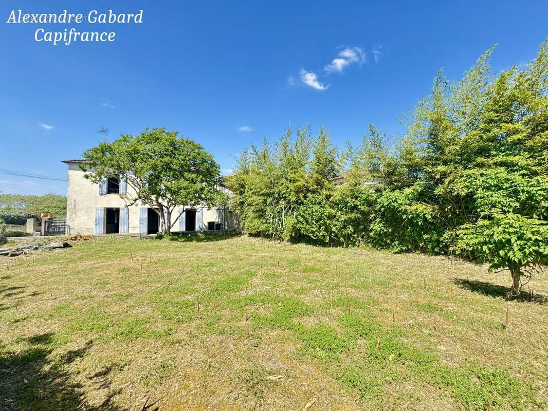 Maison en pierres - 3 chambres - Jardin - Garage et fort potentiel - photo 2