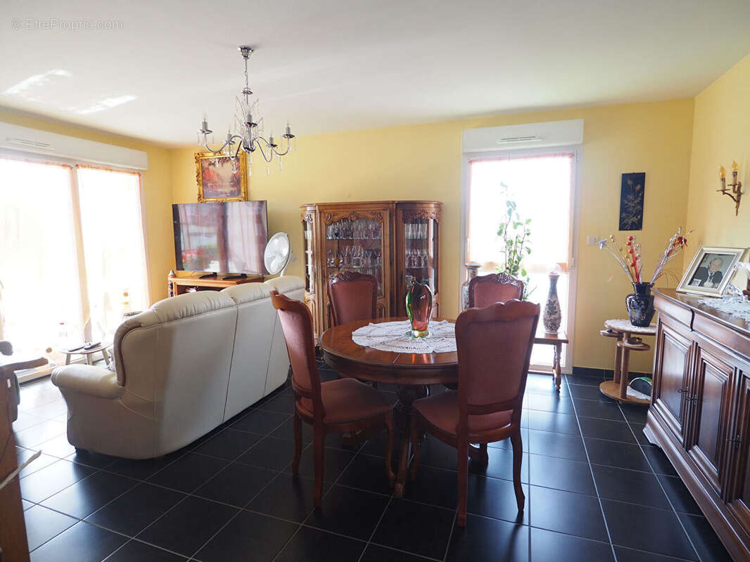 Appartement à CHARMES