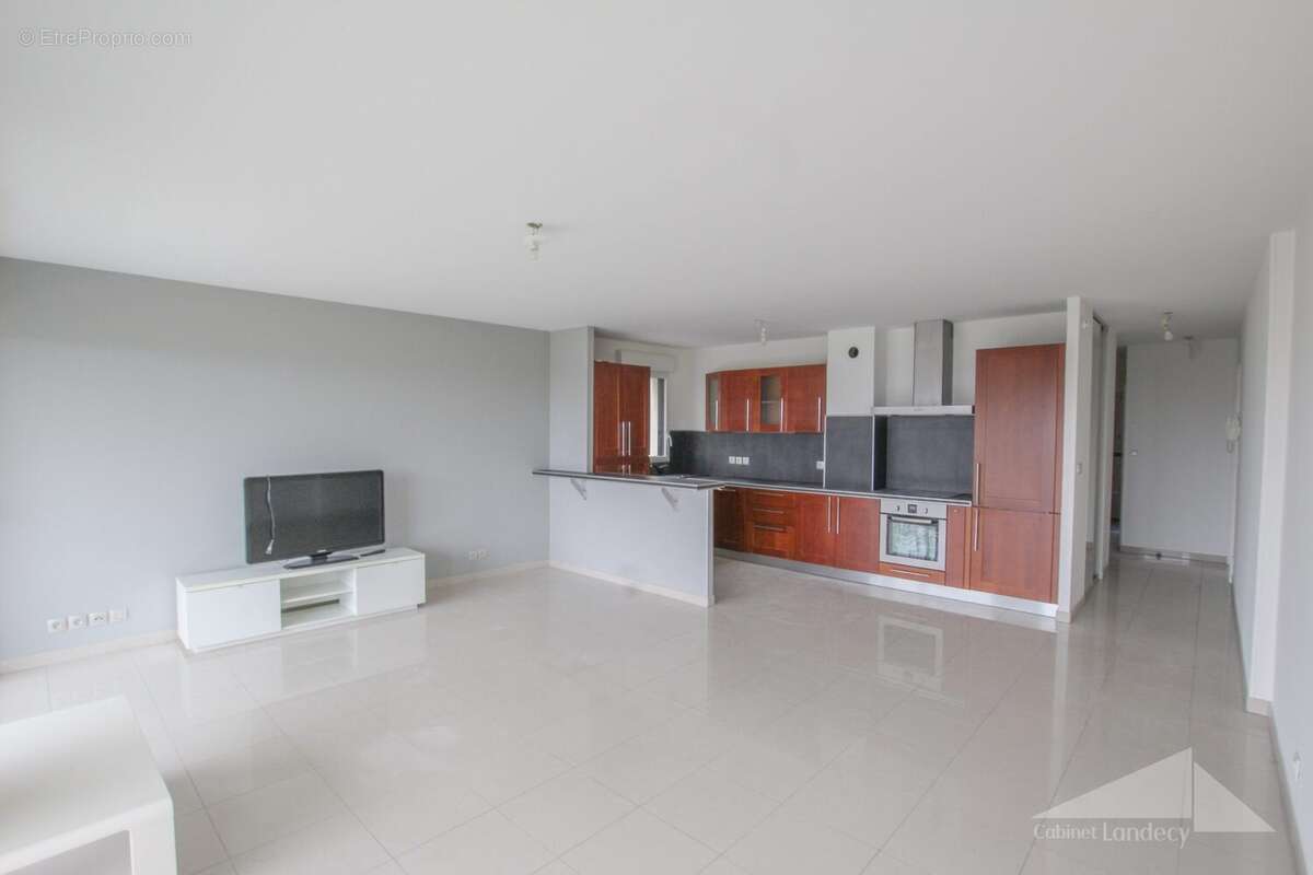 Appartement à PERON