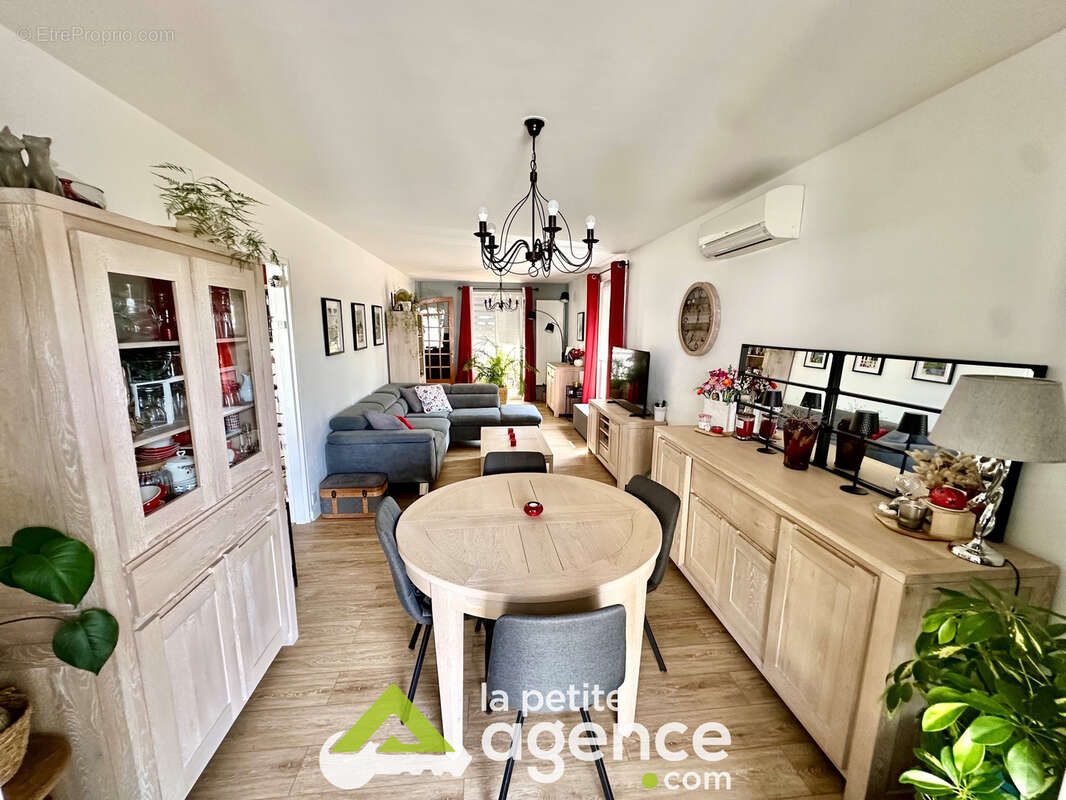 Bourges, dans impasse, au calme, maison rénovée de 102 m2, climatisée avec garage et jardinet. - photo 5